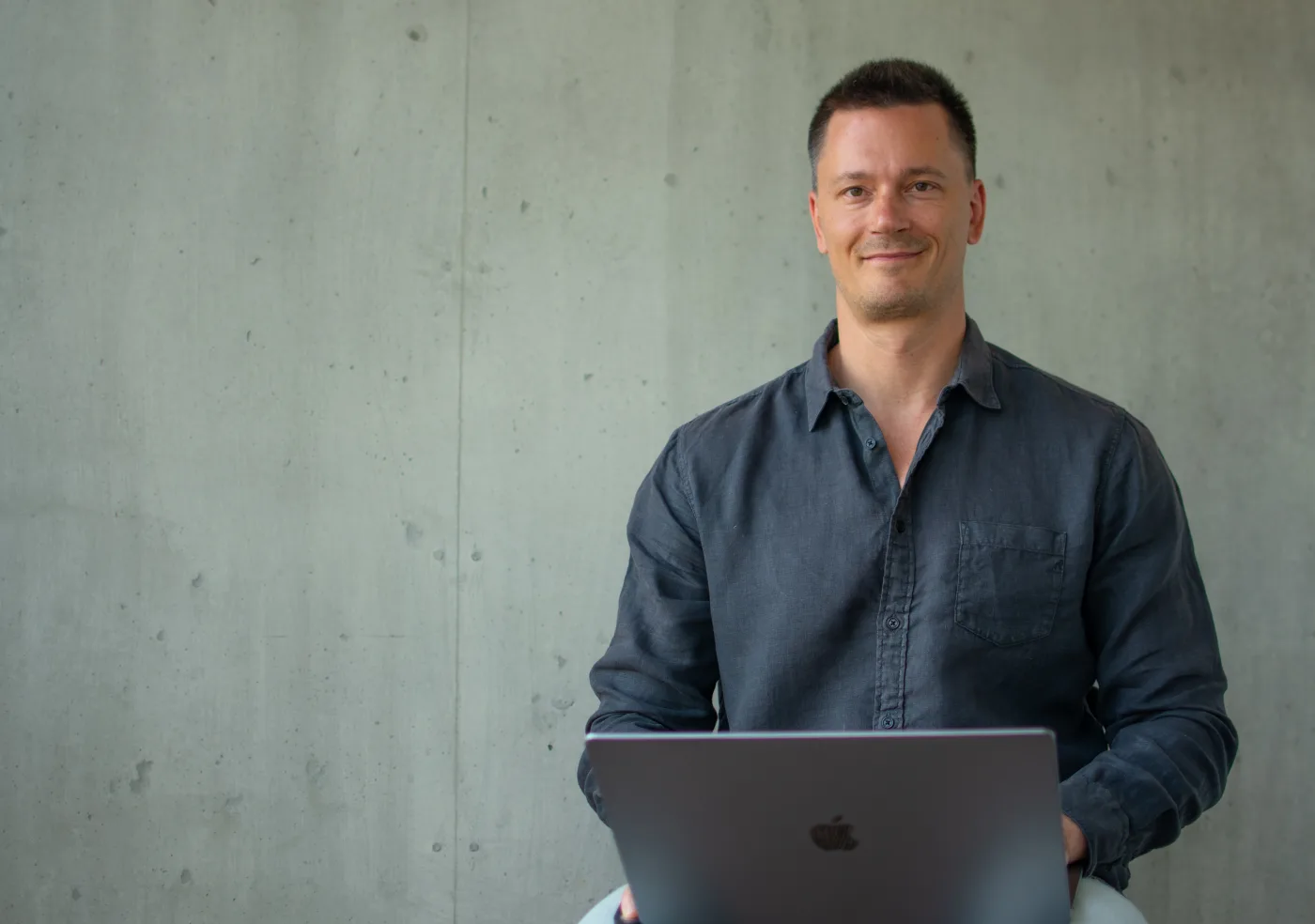 Simon Wasle, Gründer von basellabs, mit Laptop